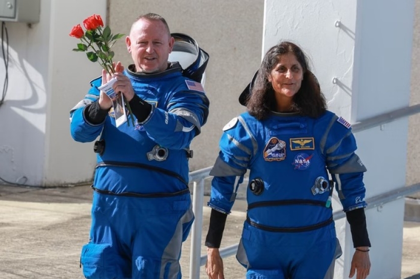 Astronautas da NASA retornam à Terra após quase 300 dias no espaço