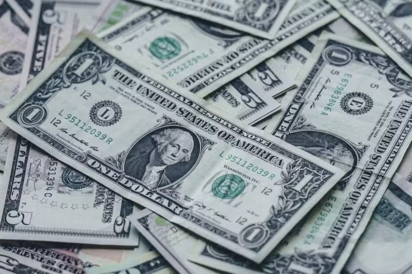 Dólar dispara e atinge R$ 5,81 após retaliação chinesa; Ibovespa desaba