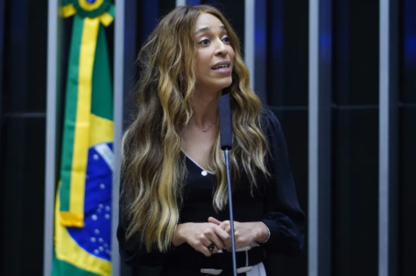 Visto de deputada federal trans é emitido com referência ao gênero masculino