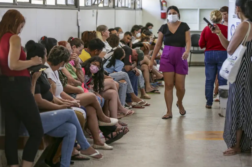 Mais de um ano após seu lançamento, programa federal para reduzir filas de atendimento em hospitais segue estagnado