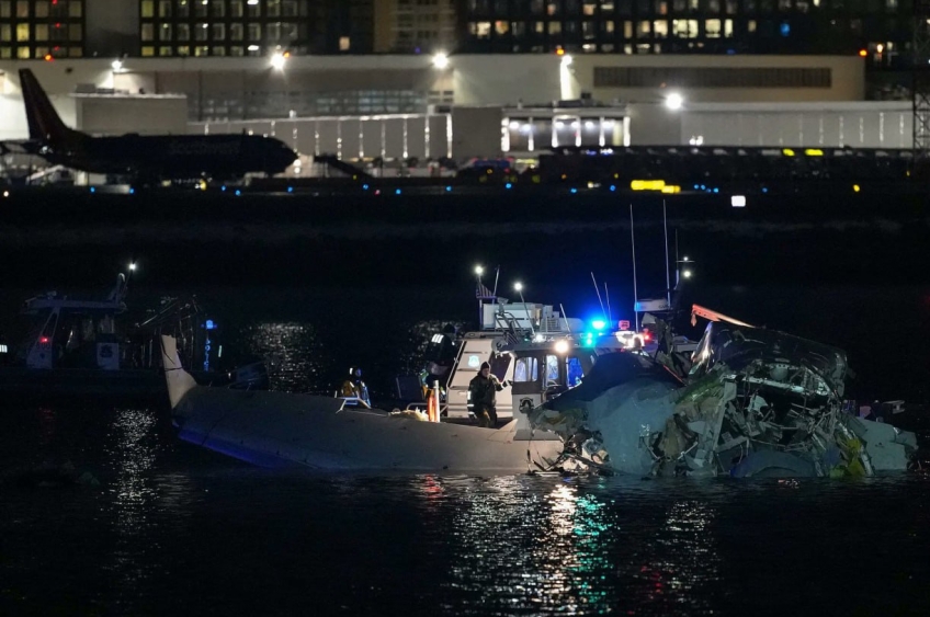 Avião comercial e helicóptero militar colidem no ar em Washington D.C