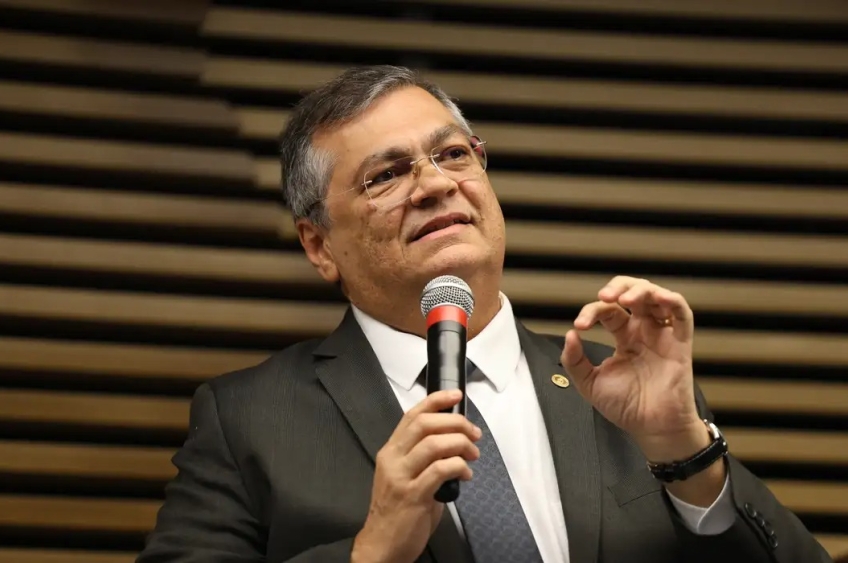 Flávio Dino vota pela condenação de Carla Zambelli por porte ilegal de arma