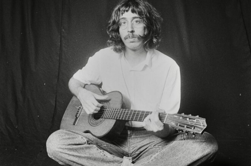 Tim Bernardes lança single duplo com composições para Bethânia e Alaíde Costa