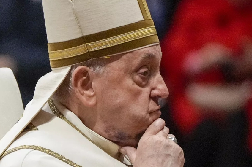 Papa Francisco apresenta melhora, mas segue internado com pneumonia