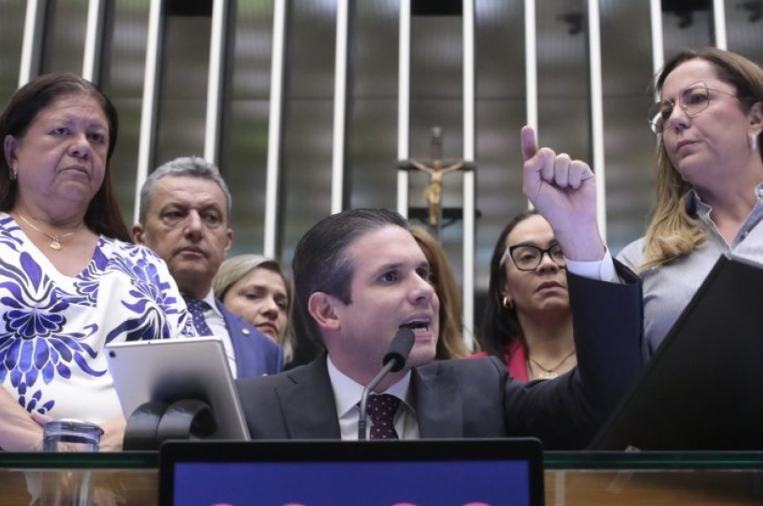 Tumulto na Câmara marca discussão sobre denúncia contra Bolsonaro