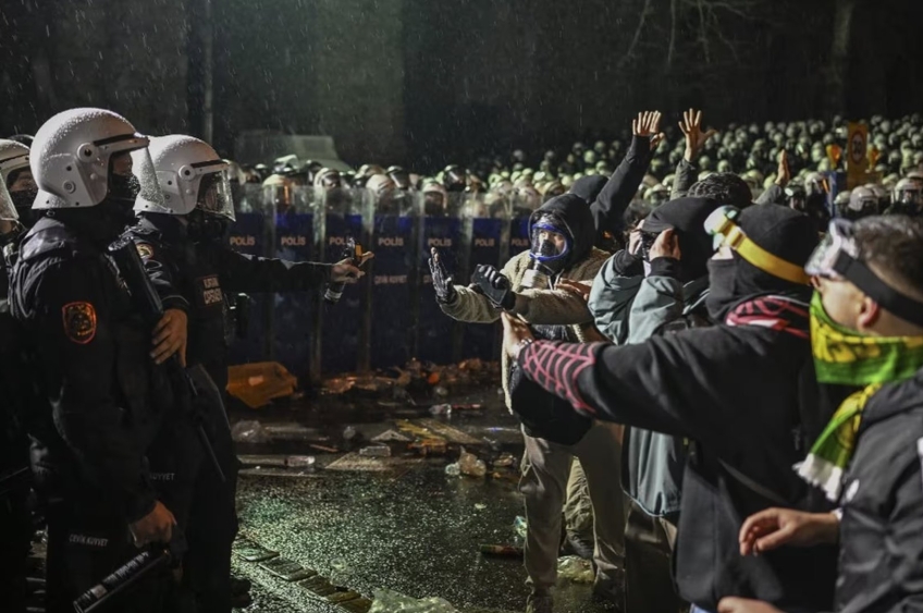 Jornalistas são detidos na Turquia após protestos contra prisão de prefeito de Istambul