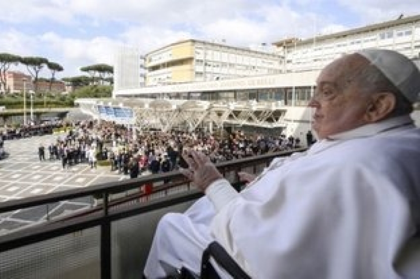 Depois de 38 dias internado, Papa Francisco recebe alta e acena para fiéis
