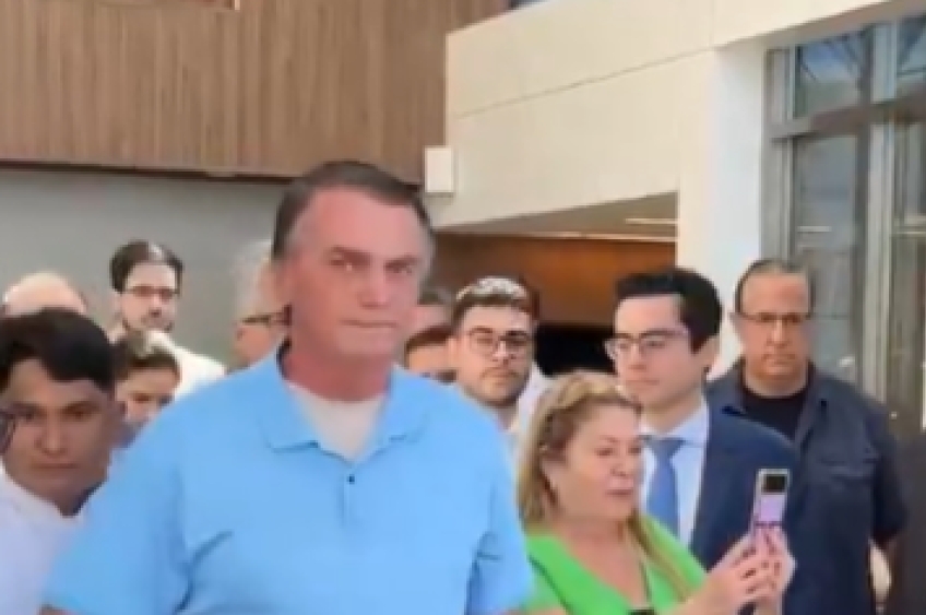 Bolsonaro tem alta após 22 dias internado