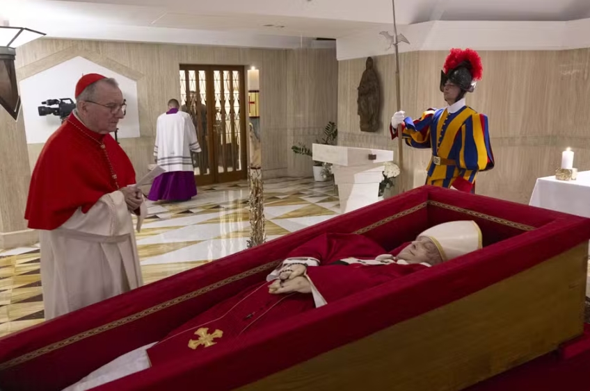 Primeiras imagens de papa Francisco no caixão são divulgadas pelo Vaticano  