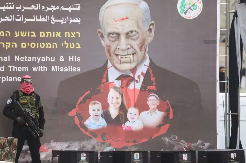 Hamas entrega restos mortais de bebê, criança, mãe e idoso em caixões pretos