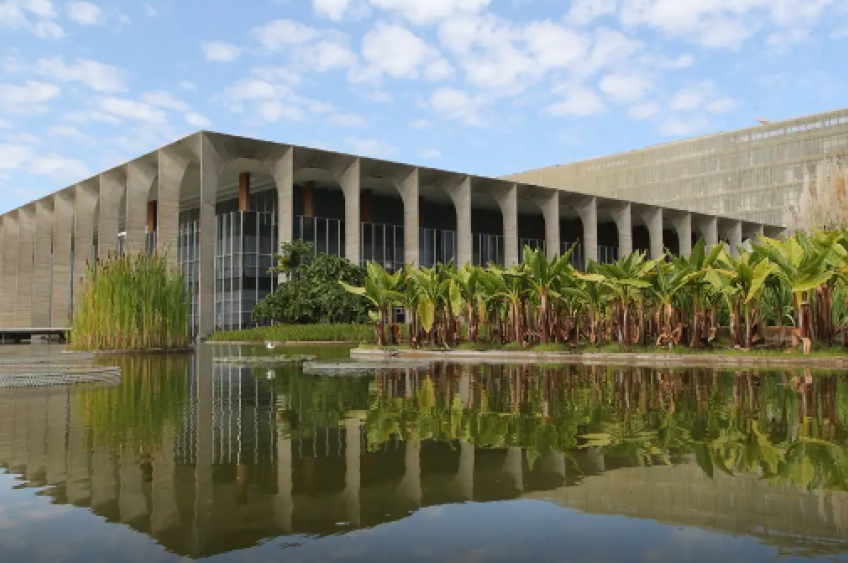 Secretária de Comunidades Brasileiras e diplomata dos EUA discutem deportações em reunião no Brasil