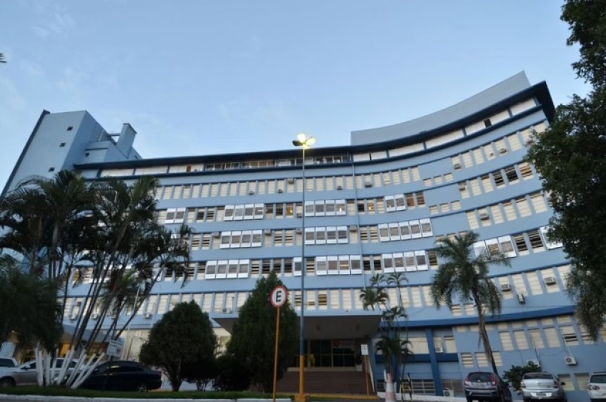 Bebê de 5 dias sofre coágulo no cérebro após queda de incubadora em hospital