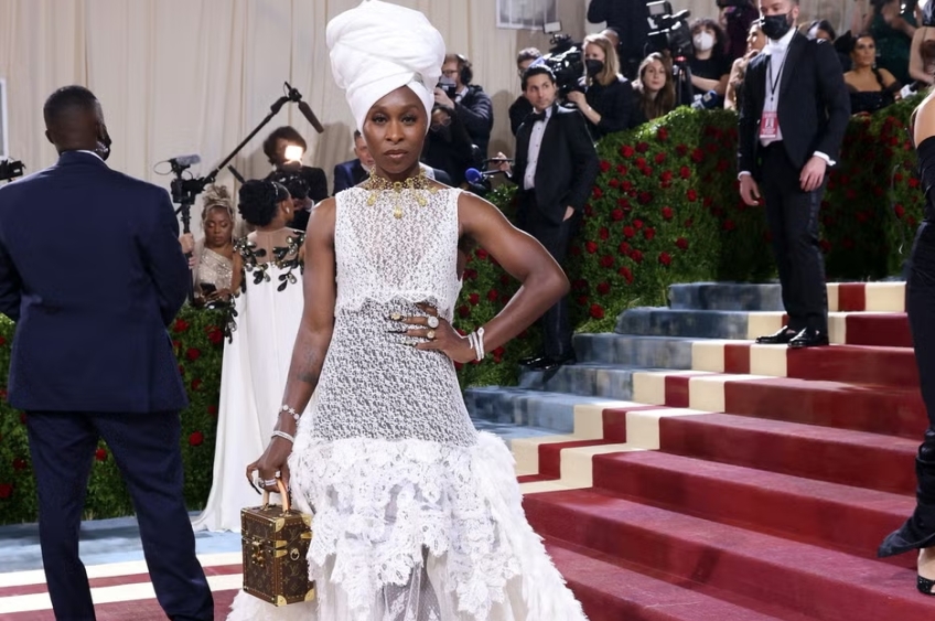 Regras rígidas mantêm aura de exclusividade do Met Gala 2025