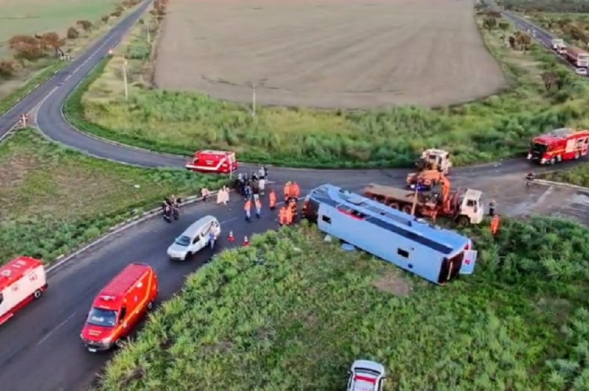 Ônibus tomba na MG-223 e deixa 11 mortos e dezenas de feridos em Minas
