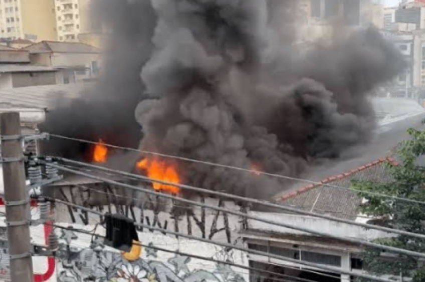 Incêndio consome galpão na Liberdade, em São Paulo, mas creche vizinha fica ilesa