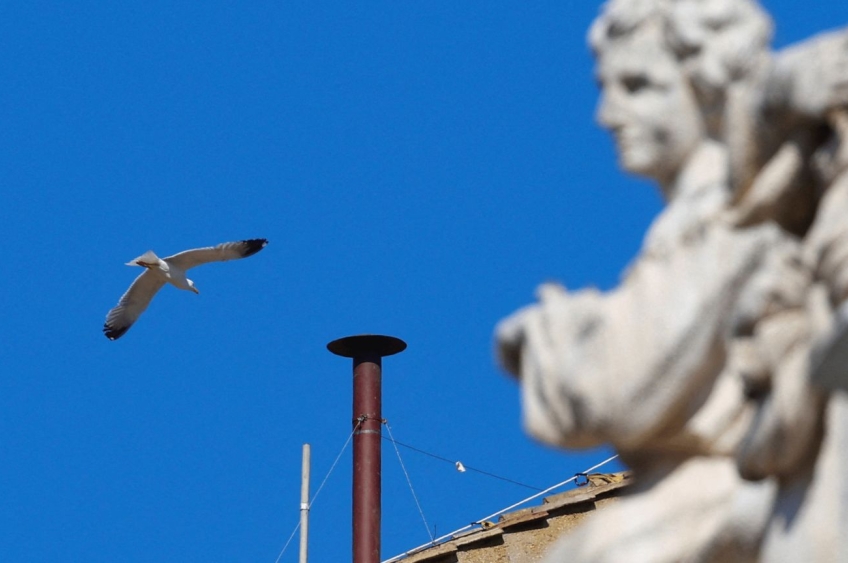 Chaminé que sinaliza escolha de novo papa é instalada na Capela Sistina