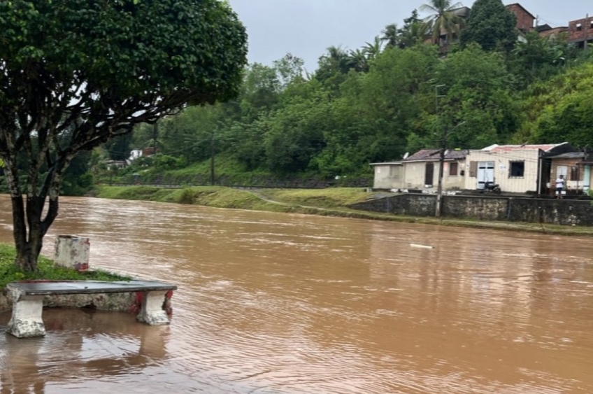 Cidade baiana enfrenta alagamentos após fortes chuvas