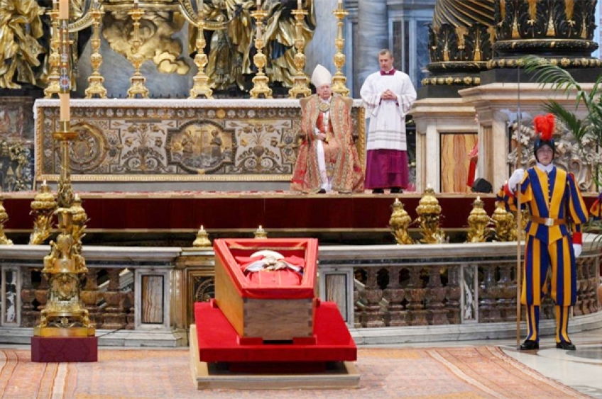Corpo do papa Francisco chega à Basílica de São Pedro